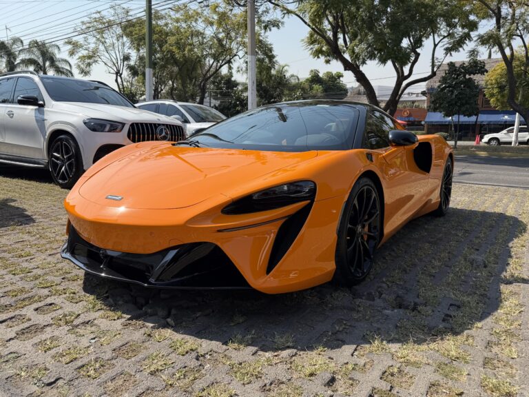 McLaren Artura 2023