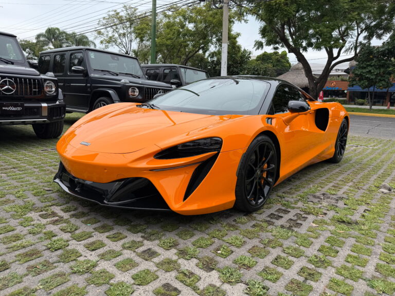 McLaren Artura 2023